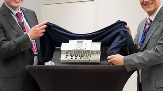 Tobias Becker, Leiter der globalen Business Unit Control Technologies bei ABB (links) und Elmar Vogt, globaler Produktmanager für das Freelance-Leitsystem bei ABB,  enthüllen den neuen Controller. (Bild: ABB)