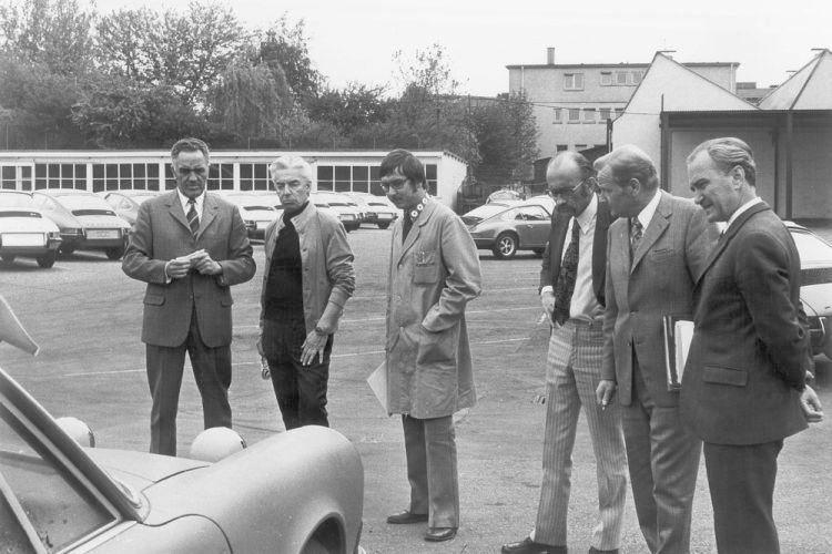 Der weltberühmte Dirigent Herbert von Karajan (2. von links) war langjähriger Porsche-Kunde. Hier holt er 1973 sein neuestes Modell ab. (Foto: Porsche)