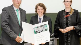 L-R: Michael Vieth, Arburg's apprenticeship manager, Dr. Sebastian Kehl with the Award for Best Dissertation and award coordinator Prof. Birgit Vogel-Heuser.
Vieth: “Arburg's goal is to further advance research in plastics or medical technology.” (© Arburg)
