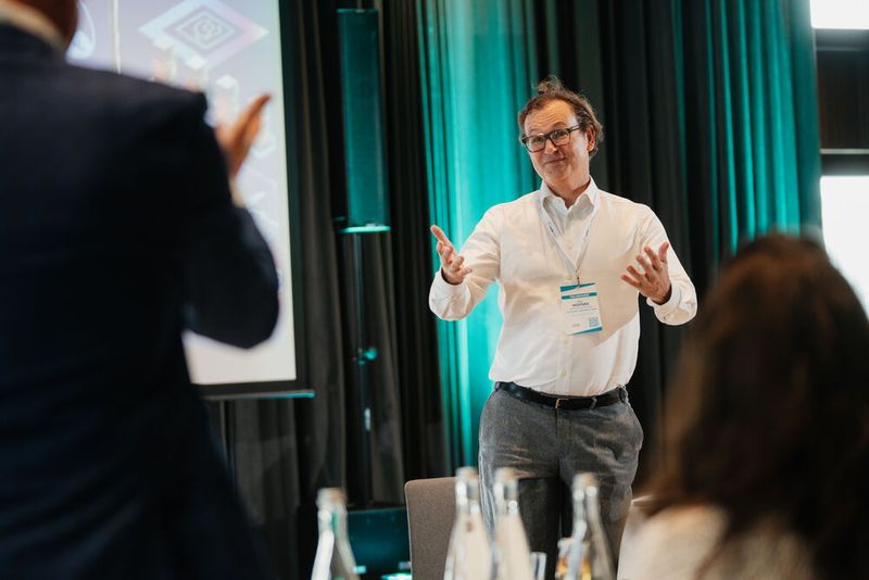 In einem Spontan-Workshop erarbeitete Till Moysies gemeinsam mit einigen Teilnehmerinnen und Teilnehmern konkrete Projektideen, um die Digitalisierung des Gesundheitswesens voranzubringen. (Bild: Manuel Emme)