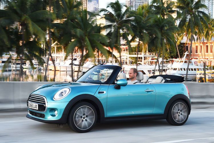 Neu in der Farbauswahl ist das sommerliche „Caribbean Aqua Metallic“. (Foto: Mini)