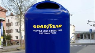 In diesen in ganz Europa aufgestellten Sammelbehältern will Goodyear Dunlop den wertvollen Rohstoff für seine neuen Spearmint-Lkw-Reifen gewinnen. (Bild: Goodyear Dunlop)