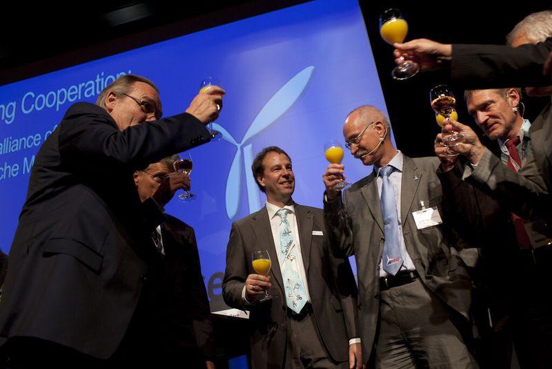 SkyWind Geschäftsführer Frank Richert (Mitte) mit seinem Team und den Jurymitgliedern Prof. Dr. Alois Schaffarczyk (2. v.r.) und Dr. Kurt Rohrig (r.). (Bild: HUSUM WindEnergy/Messe Husum & Congress)