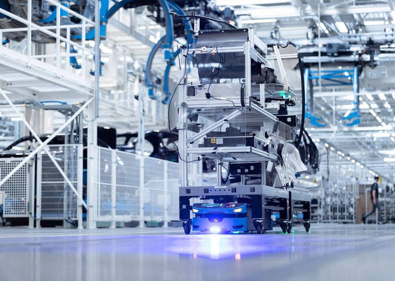 Maximale Flexibilität: In der Factory 56 von Mercedes-Benz in Sindelfingen bringen mehr als 400 fahrerlose Transportfahrzeuge (FTF) Antriebe, Karosserien und weiter Fahrzeugteile an ihren Bestimmungsort. (Bild: Mercedes Benz)