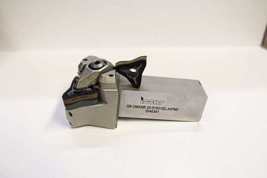 Das robuste Klemmsystem des «Quickturn» erlaubt ein spielfreies Vorwärts- und Rückwärtsdrehen mit hohem Vorschub.(Bild:  Iscar)