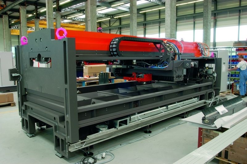 Bild 2: Bei den neuen Laserschneidmaschinen kommen nur vorkonfektionierte Energiekettenzuführungen zum Einsatz. (Archiv: Vogel Business Media)