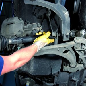 Gelenkwellen sind Sicherheitsteile. Sie müssen mit entsprechender Sorgfalt instand gesetzt werden.