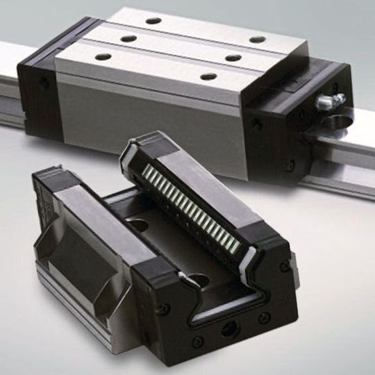 Flexibel und langlebig: In den in zahlreichen Varianten verfügbaren Rollenführungen trennen und führen innovative Käfige die Kugeln, um Verschleiss zu minimieren. Flexibel und langlebig: In den in zahlreichen Varianten verfügbaren Rollenführungen trennen und führen innovative Käfige die Kugeln, um Verschleiss zu minimieren.