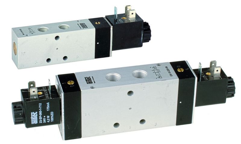 Für zuverlässige, ausfallsichere Regel- und Steueraufgaben auch bei zweistelligen Minusgraden bietet der Pneumatik-Spezialist Airtec elektrisch und pneumatisch betätigte Tieftemperaturventile an. Dazu zählen die aus Edelstahl gefertigten Kolbenschieber-Ventile der Baureihen ICK-09 und ICK-10 mit elektrischer Betätigung und G 1/8- beziehungsweise G 1/4-Anschluss. Die in Schutzart IP65 gefertigten Einheiten eignen sich für raue Einsatzbedingungen beispielsweise in der Schiffs- und Meerestechnik, im Chemieanlagenbau, in der Futter- und Lebensmittelbranche oder Agrartechnik. Sie sind in 5/2- sowie 5/3-Wege-Ausführungen erhältlich und für einen Temperaturbereich von -30 Grad Celsius bis 80 Grad Celsius ausgelegt. Bei einem Steuer- und Arbeitsdruck zwischen 2,5 bar und 8 bar mit gefilterter, ölfreier und getrockneter Druckluft nach ISO 8573-1:2010 werden je nach Gerätevariante Durchflussraten von 810 Nl/min bis 2100 Nl/min erreicht. Zum Aufbau frostbeständiger Ventilterminals führt der Hersteller die modular gestalteten Grundplattensysteme RF-09/n und RF-10/n im Programm, die sich in beliebiger Stationszahl mit Einheiten beider Ventilgrößen konfigurieren lassen. Freie Ventilstationen können mit entsprechenden Verschlussplatten abgedichtet werden.   (Bild: Airtec)