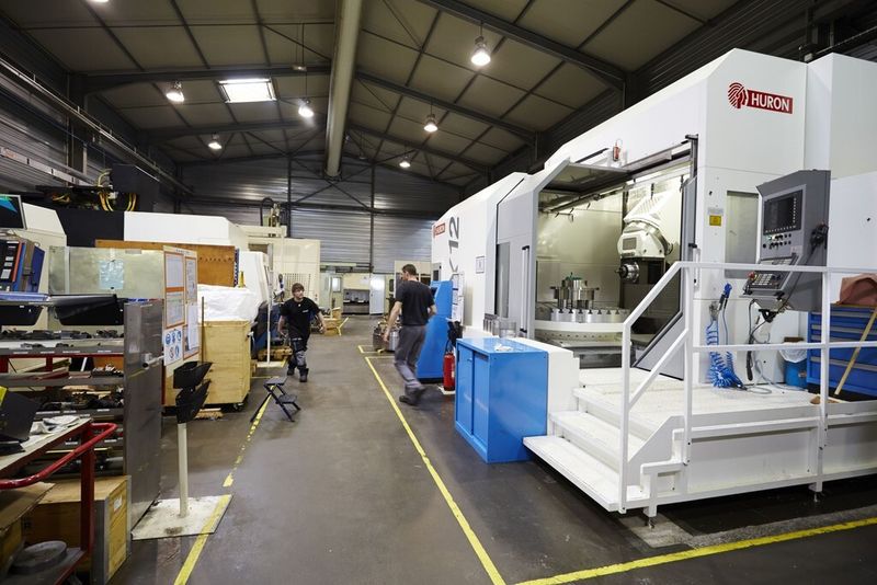 Mécanat Précision hat sich auf die Produktion von Prototypen und Kleinserien spezialisiert, die aus Hartmetallen wie Titan, Inconel und Edelstahl gefertigt werden. (Bild: Huron)
