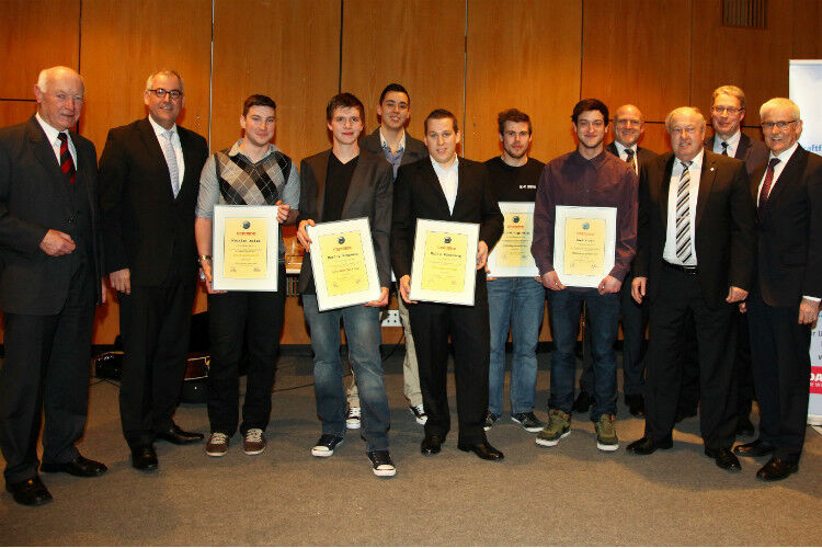 Die Prüfungsbesten wurden von Vertretern der Kfz-Innung Mittelrhein im Rahmen der Freisprechungsfeier 2014 geehrt. (Foto: Kfz-Innung)