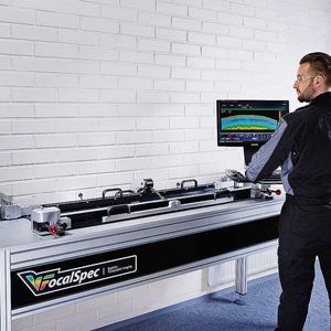 Das Messgerät ist für Teststücke bis 1350 mm Länge ausgelegt. Es kann deshalb Messungen über die gesamte Schnittlänge eines Kreismessers mit über 400 mm Durchmesser vornehmen.