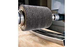 Oft ist es erwünscht, einen intensiven Bürsteffekt zu erhalten. Hier bieten sich besonders Walzenbürsten an. (Bild: Kullen-Koti)