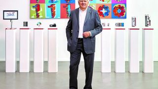 Rekordumsatz! Der Automatisierungsspezialist Beckhoff übertrifft in Sachen Umsatz erstmals die Milliarden-Euro-Marke. Für Hans Beckhoff, den Gründer ind Inhaber des Unternehmens, war 2021 deshalb das erfolgreichste Jahr in der Firmengeschichte. (Bild: Beckhoff)