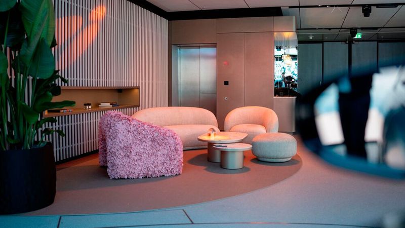 Warme, elegante Farbtöne und organische Formen sollen für eine private Atmosphäre sorgen. (Bild: BMW)