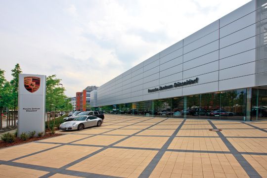 Gottfried Schultz erbaute in Düsseldorf am Flughafen das größte deutsche CI-gerechte Porsche-Zentrum. (Archiv: Vogel Business Media)