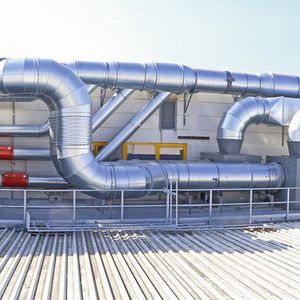 Die Absauganlage ist auf dem Dach der Produktionshalle in 6 m Höhe installiert.