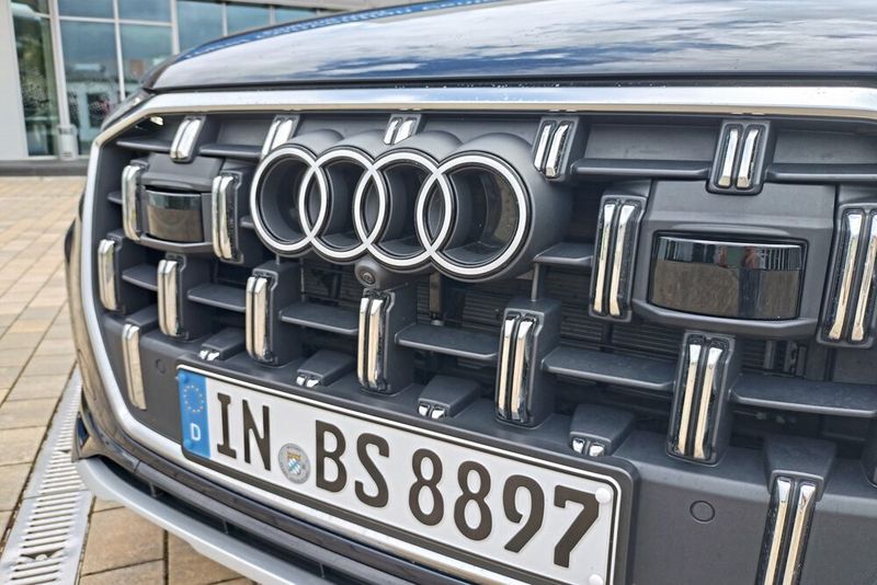 Audi ist einer der wenigen europäischen Autohersteller, die Lidar-Sensoren (beidseitig neben dem Logo) in Serienfahrzeugen verbauen. Bei Autobahnbaustellen zeigte der Spurhalteassistenz Schwächen: Das Fahrzeug fuhr sehr nahe an die Leitbarken heran. (Bild: Sven Prawitz/VCG)