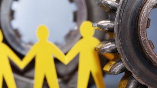 Rädchen im Getriebe: Flüchtlinge in der Arbeitswelt sind ein großer Schritt in Richtung Integration. Profitieren können beide Seiten. (cosma - Fotolia.com)