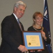 Northwood-Präsident Keith Pretty überreichte Sylvia Gerl die Auszeichnung.(Foto:  BFC)