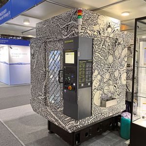 La Fanuc Robodrill, spécifiquement décoré pour l’EPHJ par l’artiste zurichois GRRRR, sur le stand de Walter Meier (Solutions pour l'usinage) SA.(Source :  Marina Hofstetter)