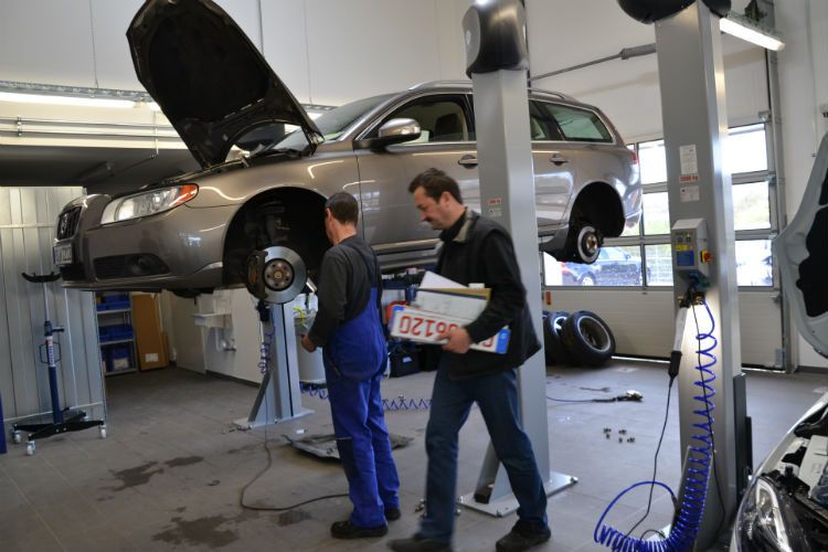 Auch die Werkstatt im Autohaus Sachs wirkt dank der grauen Fließen, die kein Pflichtelement sind, sehr modern. (Foto: Mauritz)