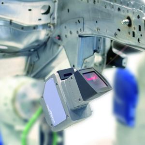 Bilderverarbeitungssystem, das  trotz starker Spiegelungen auch Aluminiumnähte untersuchen kann.