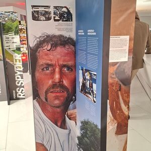 Die Ausstellung ist als Serie von Blickwinkeln angelegt. Ihre Dramaturgie führt vom Erleben zum Verstehen und eröffnet unterschiedliche Zugänge zum Motorsport. Visuell, räumlich und sinnlich. (Bild:  Dominsky – VCG)