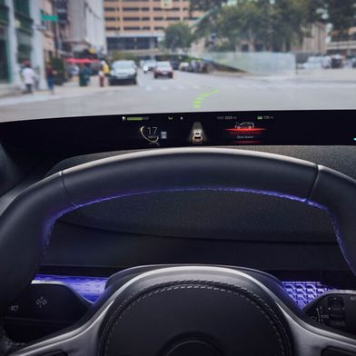 Das neue Ready Vision Qvue-Display von Harman Automotive erstreckt sich über die gesamte Breite der Windschutzscheibe. (Harman Automotive)