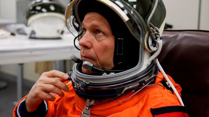 Hans Schlegel: Mission: STS-122. Von: 7. Februar 2008 bis 20. Februar 2008. Columbus wurde an der Internationalen Raumstation ISS montiert. (NASA)