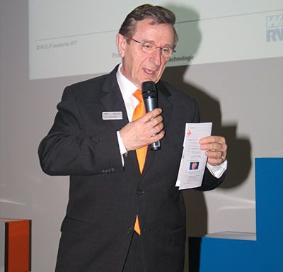 Franz-Josef Sendler (links), Leiter Marketing und Kommunikation der Agie Charmilles GmbH, führte kurzweilig durch das Vortragsprogramm. (Archiv: Vogel Business Media)