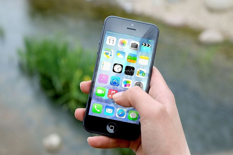 Damit das Handy in der Hitze nicht den Geist aufgibt, hat der Digitalverband Bitkom einige Tipps zusammengestellt. (Bildquelle: Pixabay, CC0 Public Domain)
