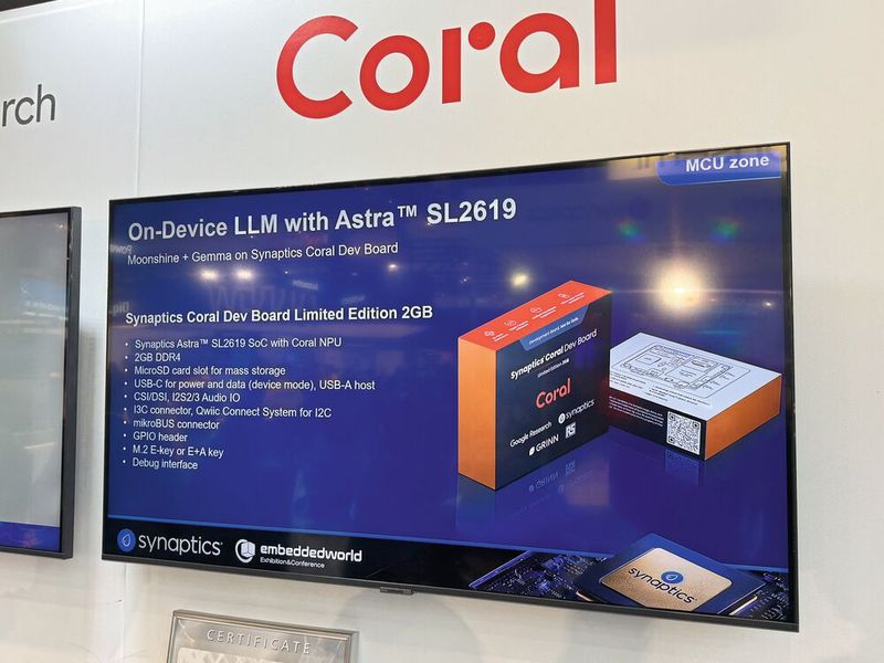 Bildschirm-Präsentation: Die Limited Edition des Synaptics Coral Dev Boards, das für die autarke Ausführung lokaler Sprachmodelle (LLMs) ausgelegt ist. (Bild: mc/VCG)