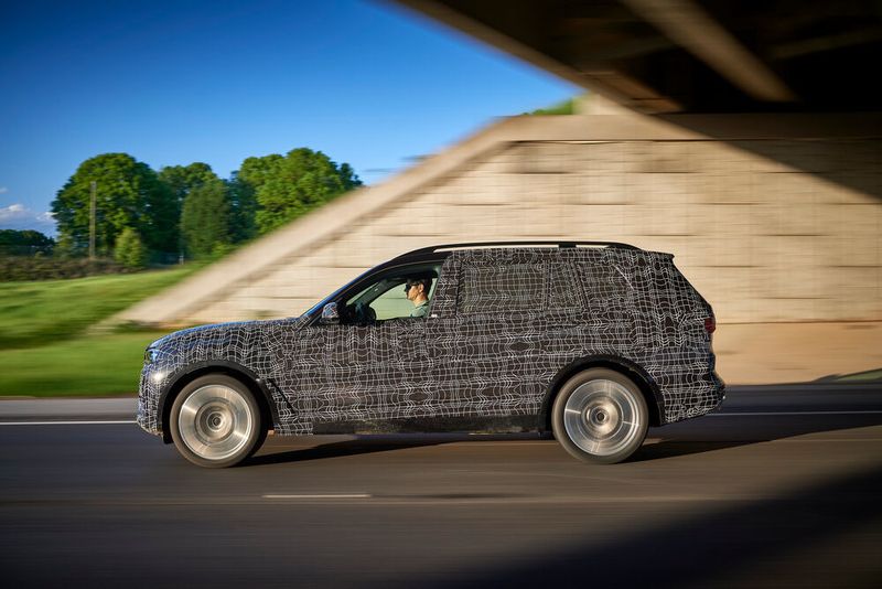Hinterradlenkung und aktive Wankstabilisierung sorgen unter anderem für ein agiles Handling des großen SUVs. Selbst erfahren lässt sich der X7 ab Anfang 2019, dann kommt das Modell zu geschätzten Preisen von um die 80.000 Euro in den Handel. (BMW)