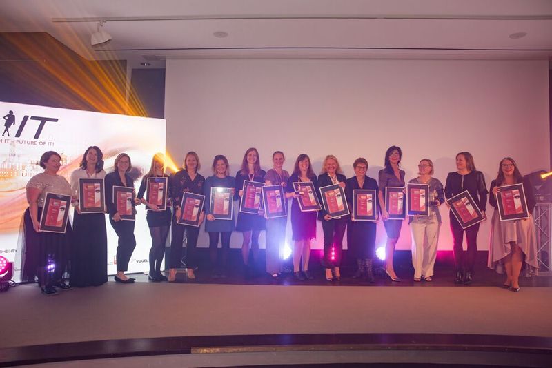 Alle glücklichen Gewinnerinnen aus dem Bereich »Women in eGovernment« nochmal zusammen. (Bild: www.hamann.photo)