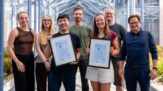 Mitarbeiter der ConSense zeigen stolz die jetzt erfolgte ISO-27001-Zertifizierung der Softwarelösung ConSense GRC. (Bild: ConSense GmbH)