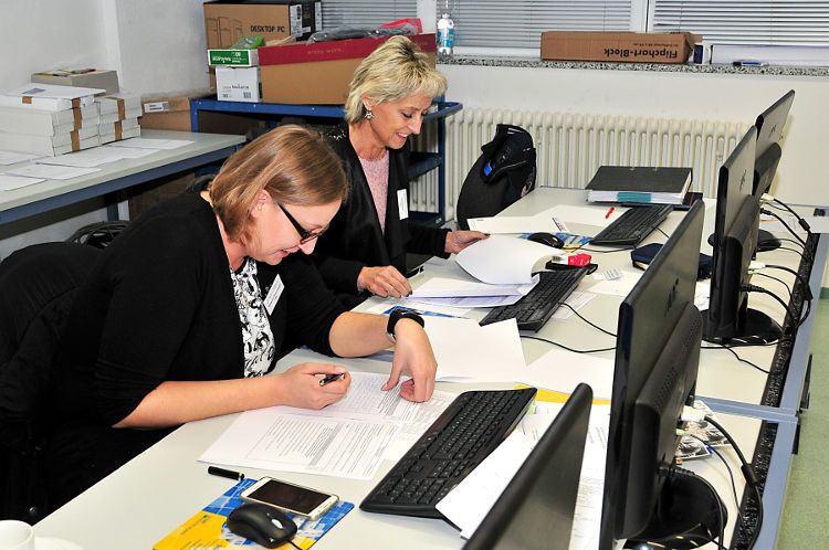 Hinter den Kulissen sorgten Natascha Rosenberger und Andrea Zeus vom ZDK für eine schnelle und zuverlässige Dokumentation der Ergebnisse. (Foto: Schmidt)