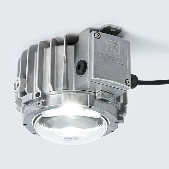 Der LED-Universalstrahler 6050/6 ersetzt Decken- und Hängeleuchten sowie Scheinwerfer.(Bild:  R. Stahl)