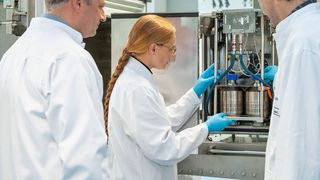 Forschungs- und Versuchsanlage am Fraunhofer IZI. Für den Einsatz in der industriellen Impfstoffproduktion werden die Abmessungen der Anlage noch auf die Größe eines Kühlschranks schrumpfen. (Fraunhofer IZI)