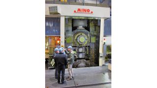 In der Walzenverstellung der Kaltwalzanlage bringen die Hydraulikzylinder (ganz oben) Walzkräfte bis zu 3.000 Tonnen auf.  (Bild: Hoven Hydraulik)