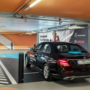 Mit dem Smartphone kann sich jedermann via App ein Auto reservieren. Zum Antritt der Fahrt fährt das Fahrzeug selbständig in die „Pick-up Area“.