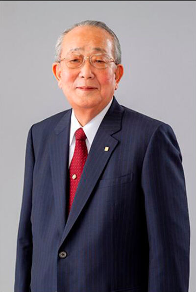 Kazuo Inamori (1932-2022) leitete Kyocera als President bis 1997 und trug dann den Titel „Gründer und Ehrenvorstandsvorsitzender“.