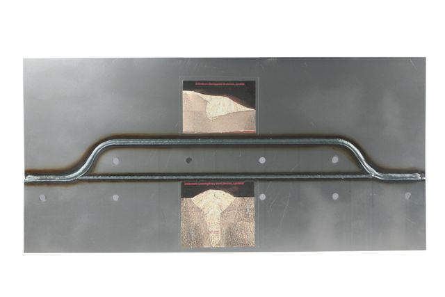 4  Lineare und kurvenreiche Nähte  (hier Stichnaht etwa 500 mm und Überlappnaht 600 mm lang) an 3 mm dicken Stahlblechen schweißt der LaserTandem-Schweißkopf direkt nacheinander mit unterschiedlichen Parametern. (Archiv: Vogel Business Media)