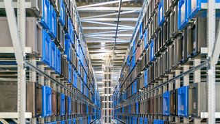 Leuchtstoffröhre raus, LED rein! Mit einem neuen Beleuchtungskonzept in seinem Logistikgebäude reduziert Euchner den Energieverbrauch um fast 50 Prozent und spart zig Tonnen CO2 ein. Hier verrät der Sicherheitstechnikexperte, wie er das geschafft hat. (Bild: Euchner)