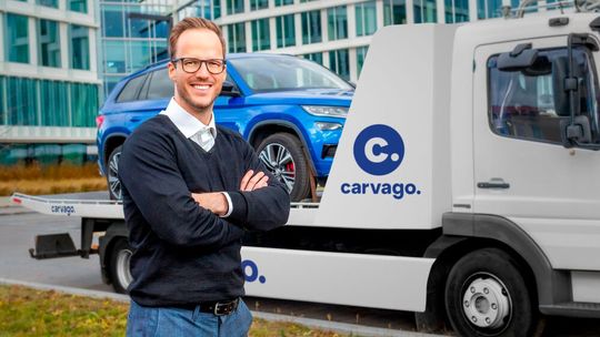 Jakob Sulta, CEO von Carvago, bietet auf seiner Plattform Gebrauchtwagen aus ganz Europa an.(Bild:  Hynek GLOS)