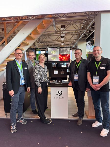 Barbara Meister und ihre Seagate Kollegen präsentieren auf ihrem Stand die 