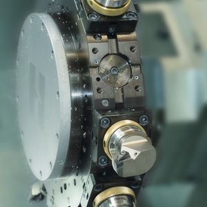 HSK-T wurde speziell für den Einsatz von stehenden Werkzeugen auf Drehmaschinen entwickelt. Das Mitnehmerspiel  wurde verringert und der Einfluss auf die Position der Schneide minimiert.