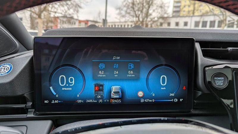 Das Fahrerdisplay hingegen ist viel größer und bietet mehr Informationen als in vielen deutlich teureren Autos. Es gibt ja Marken, die sparen sich diese Anzeige ganz. (Bild: Rosenow – VCG)