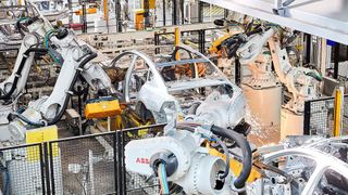 Im Schnitt kommen auf 10.000 Mitarbeiter 113 Industrieroboter. Ranglistenkönig ist Singapur: Das kleine Land führt mit 918 Robotern. (Bild: Hans Nordlander / ABB)