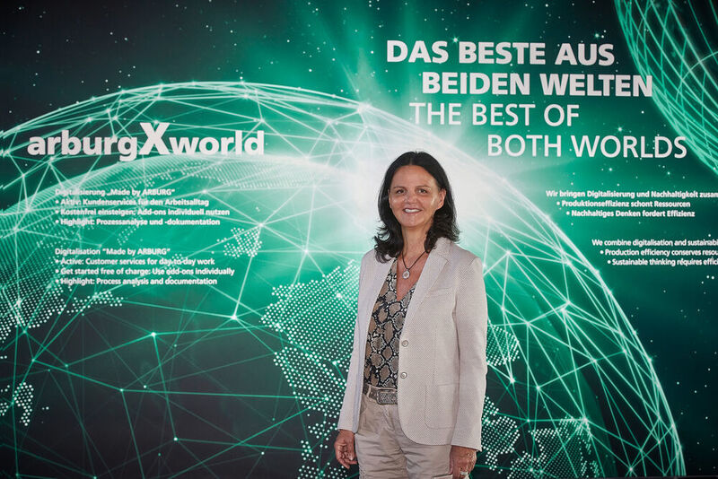 Laut Juliane Hehl, geschäftsführende Gesellschafterin von Arburg, möchte das Unternehmen Strategien zeigen, wie man Kunststoffteile wettbewerbsfähig, nachhaltig und digital vernetzt produzieren kann. Auf der Fakuma zeigt ihr Unternehmen dazu Flagge. (Arburg)